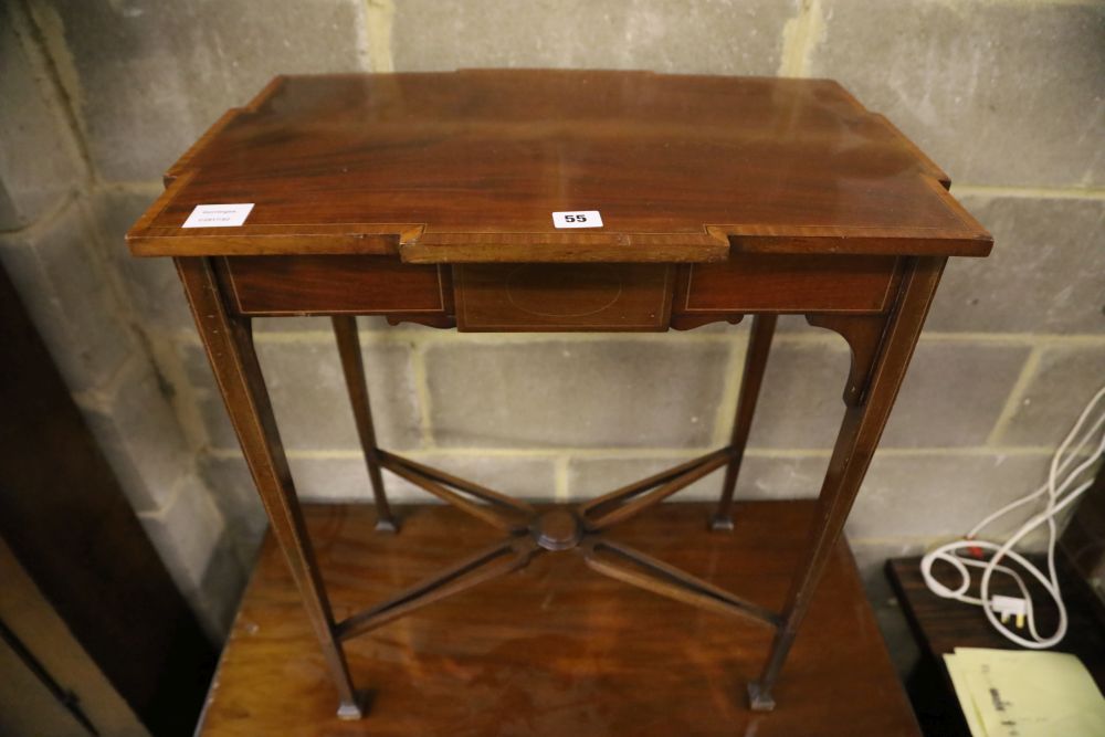 An Edwardian mahogany occasional table, width 61cm